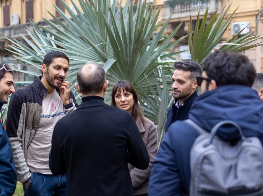 Volontari Metropolitree durante la riqualificazione di Piazza Bottego